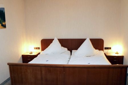 LANDGASTHOF RADEMACHER - Zimmer 4 (Standard-Doppelzimmer) mit Duschbad/WC, SAT-TV und WLAN © altais.de
