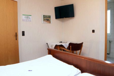 LANDGASTHOF RADEMACHER - Zimmer 4 (Standard-Doppelzimmer) mit Duschbad/WC, SAT-TV und WLAN © altais.de