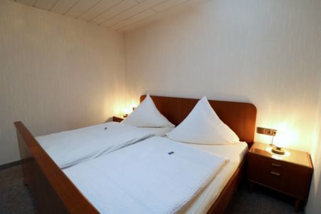 LANDGASTHOF RADEMACHER - Zimmer 4 (Standard-Doppelzimmer) mit Duschbad/WC, SAT-TV und WLAN © altais.de