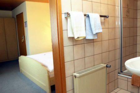 LANDGASTHOF RADEMACHER - Zimmer 6 (Standard-Doppelzimmer) mit Duschbad/WC, SAT-TV und WLAN © altais.de