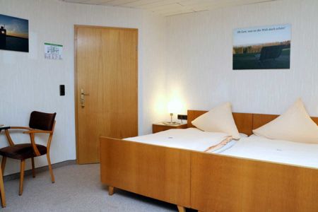 LANDGASTHOF RADEMACHER - Zimmer 3 (Standard-Doppelzimmer) mit Duschbad/WC, SAT-TV und WLAN © altais.de