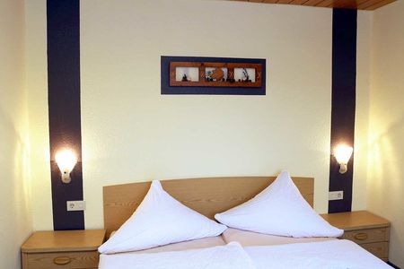 LANDGASTHOF RADEMACHER - Zimmer 6 (Standard-Doppelzimmer) mit Duschbad/WC, SAT-TV und WLAN © altais.de