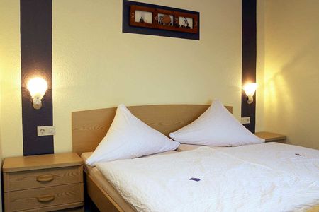 LANDGASTHOF RADEMACHER - Zimmer 6 (Standard-Doppelzimmer) mit Duschbad/WC, SAT-TV und WLAN © altais.de