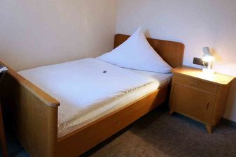 LANDGASTHOF RADEMACHER - Zimmer 2 (Standard-Einzelzimmer) mit Duschbad/WC, SAT-TV und WLAN © altais.de