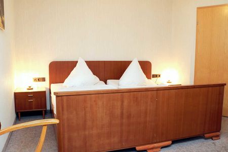LANDGASTHOF RADEMACHER - Zimmer 4 (Standard-Doppelzimmer) mit Duschbad/WC, SAT-TV und WLAN © altais.de
