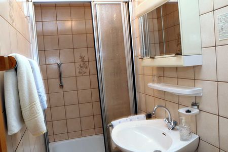 LANDGASTHOF RADEMACHER - Zimmer 6 (Standard-Doppelzimmer) mit Duschbad/WC, SAT-TV und WLAN © altais.de