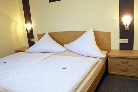 LANDGASTHOF RADEMACHER - Zimmer 6 (Standard-Doppelzimmer) mit Duschbad/WC, SAT-TV und WLAN © altais.de