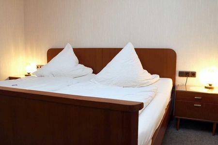 LANDGASTHOF RADEMACHER - Zimmer 4 (Standard-Doppelzimmer) mit Duschbad/WC, SAT-TV und WLAN © altais.de