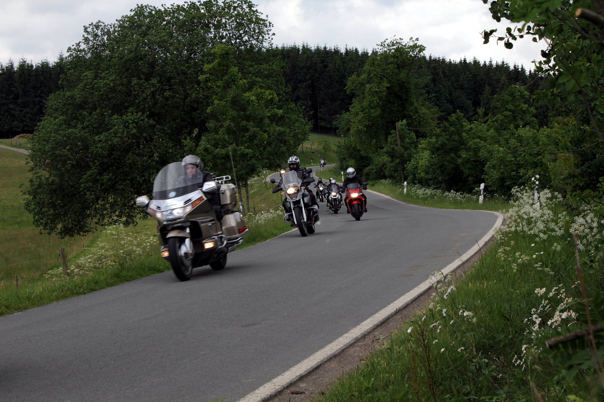 Eine Gruppe Motorradfahrer auf eine ihrer Touren, die durch Faulebutter führt. © altais.de