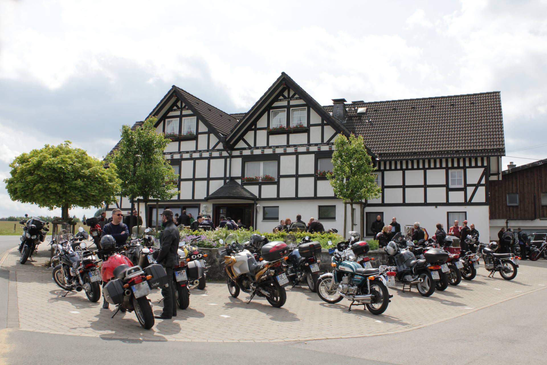 Mehr als 90 Biker bei ihrem Zwischenstopp inFaulebutter am Landgasthof Rademacher © altais.de