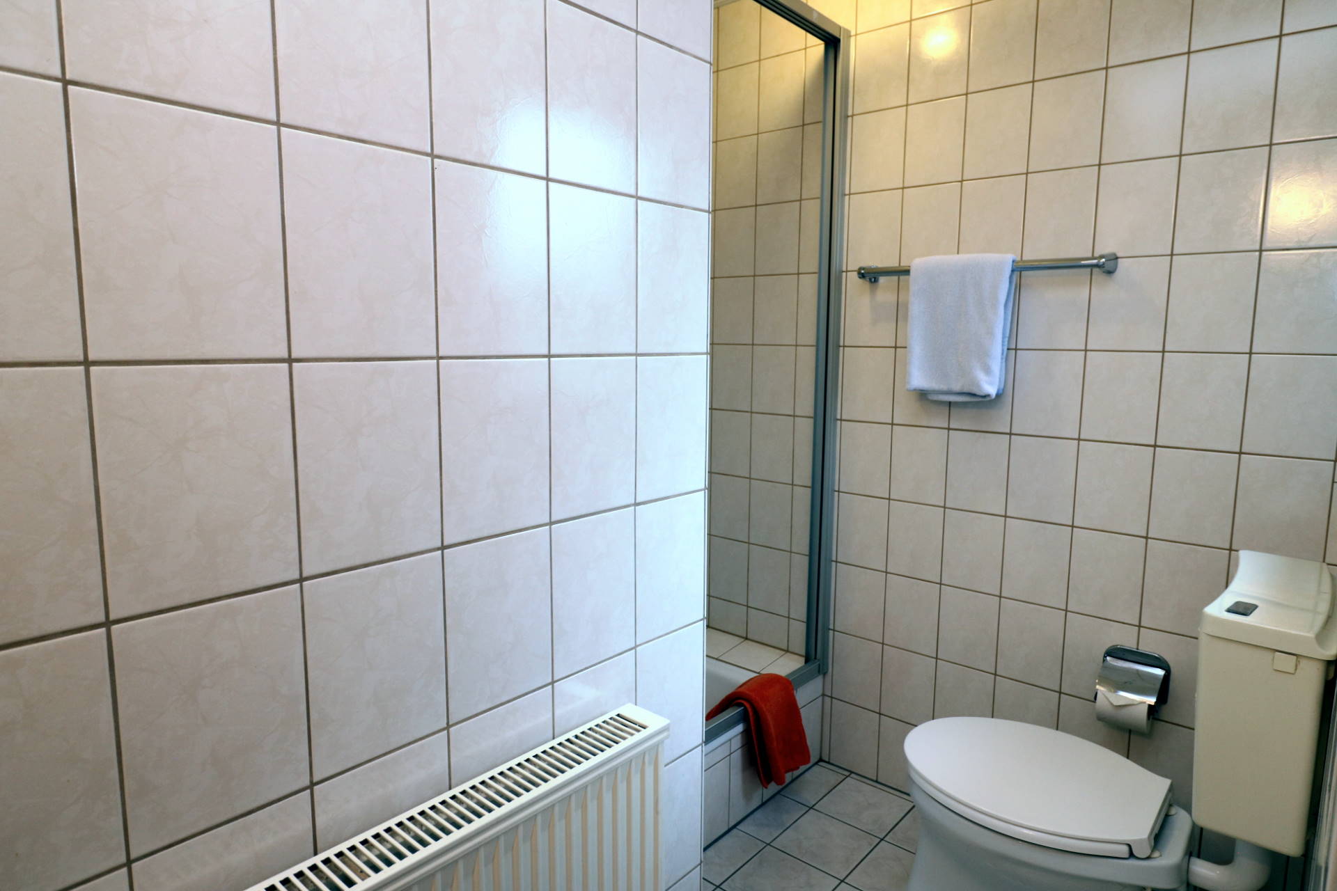 LANDGASTHOF RADEMACHER - Zimmer 2 (Standard-Einzelzimmer) mit Duschbad/WC, SAT-TV und WLAN © altais.de