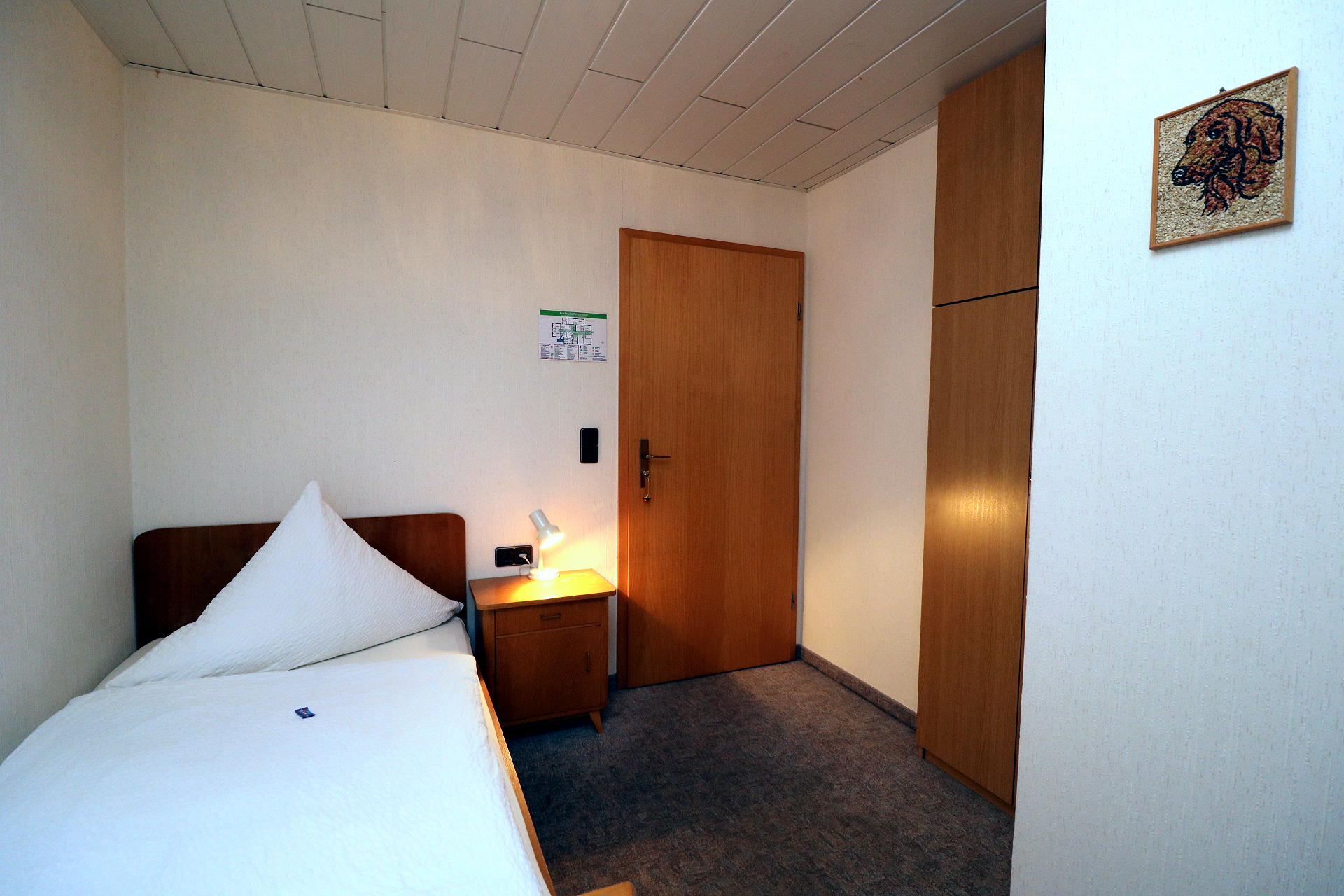 LANDGASTHOF RADEMACHER - Zimmer 2 (Standard-Einzelzimmer) mit Duschbad/WC, SAT-TV und WLAN © altais.de