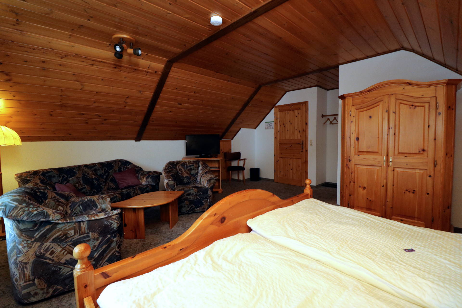 LANDGASTHOF RADEMACHER - Zimmer 21 (Landhaus-Doppelzimmer) mit Duschbad und SAT-TV © altais.de