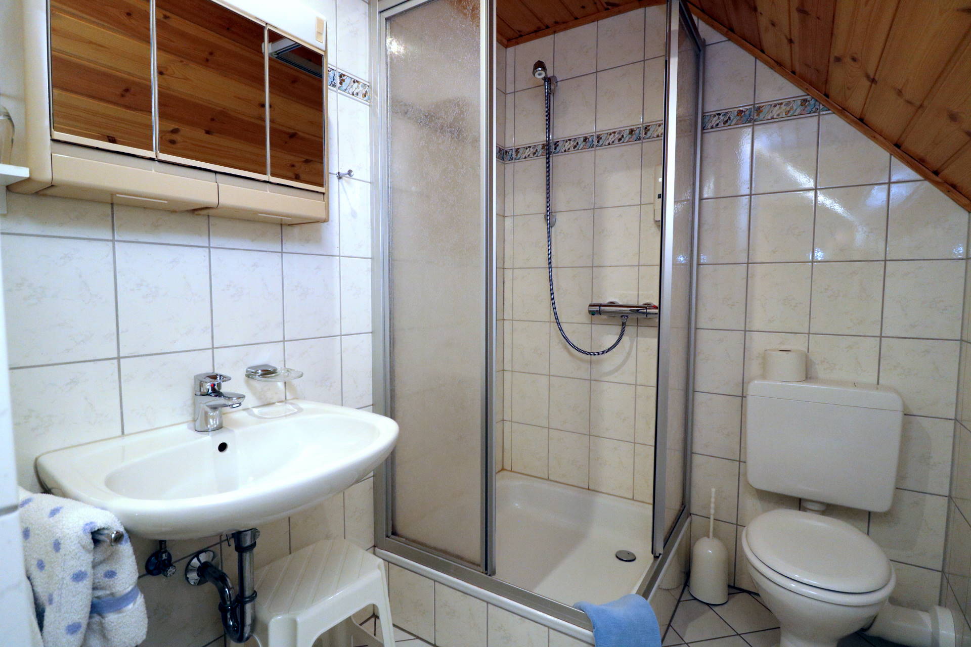 LANDGASTHOF RADEMACHER - Zimmer 23 (Landhaus-Doppelzimmer) mit Duschbad/WC, SAT-TV und WLAN © altais.de