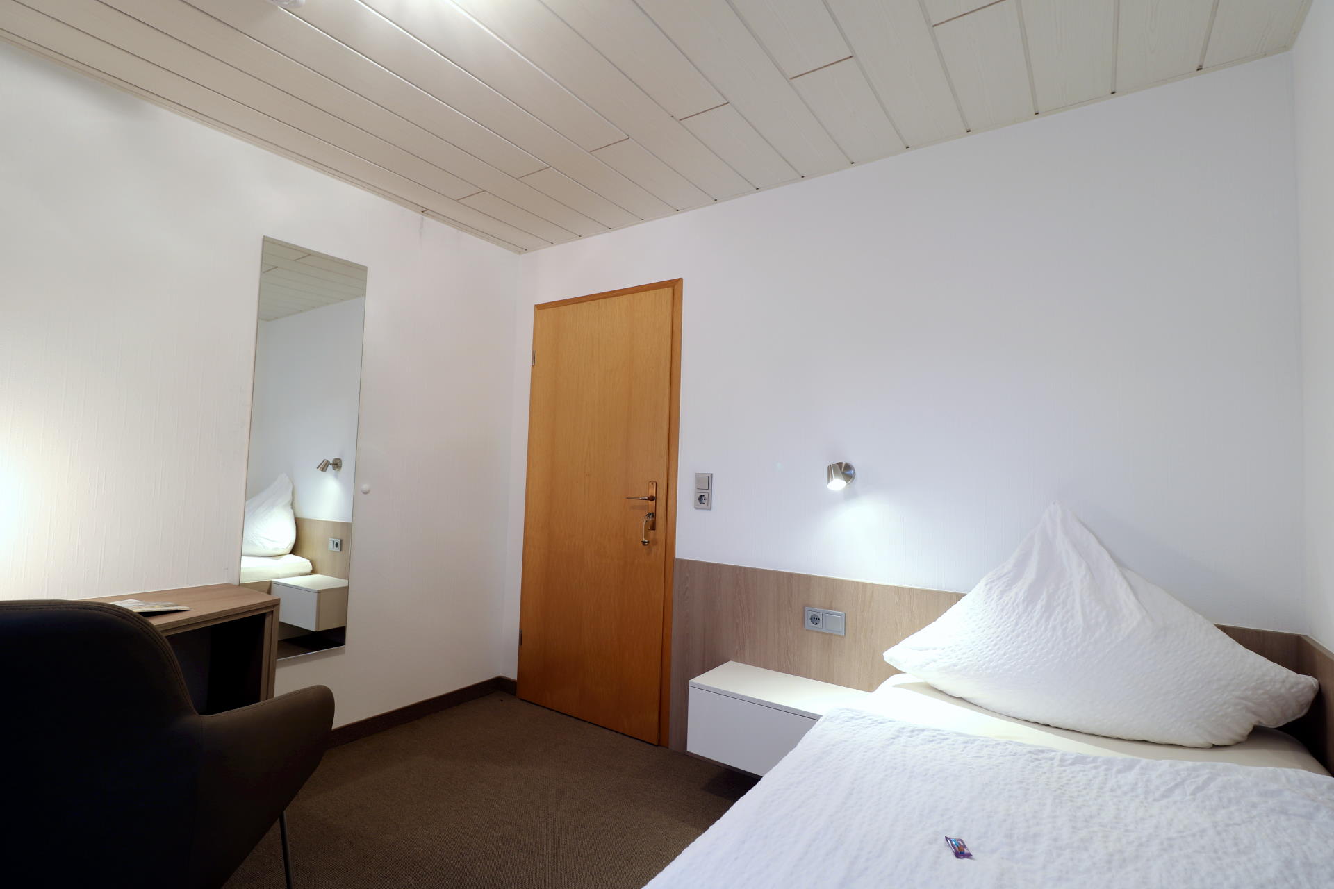 LANDGASTHOF RADEMACHER - Zimmer 5 (Standard-Einzelzimmer) mit Duschbad/WC, SAT-TV und WLAN © altais.de
