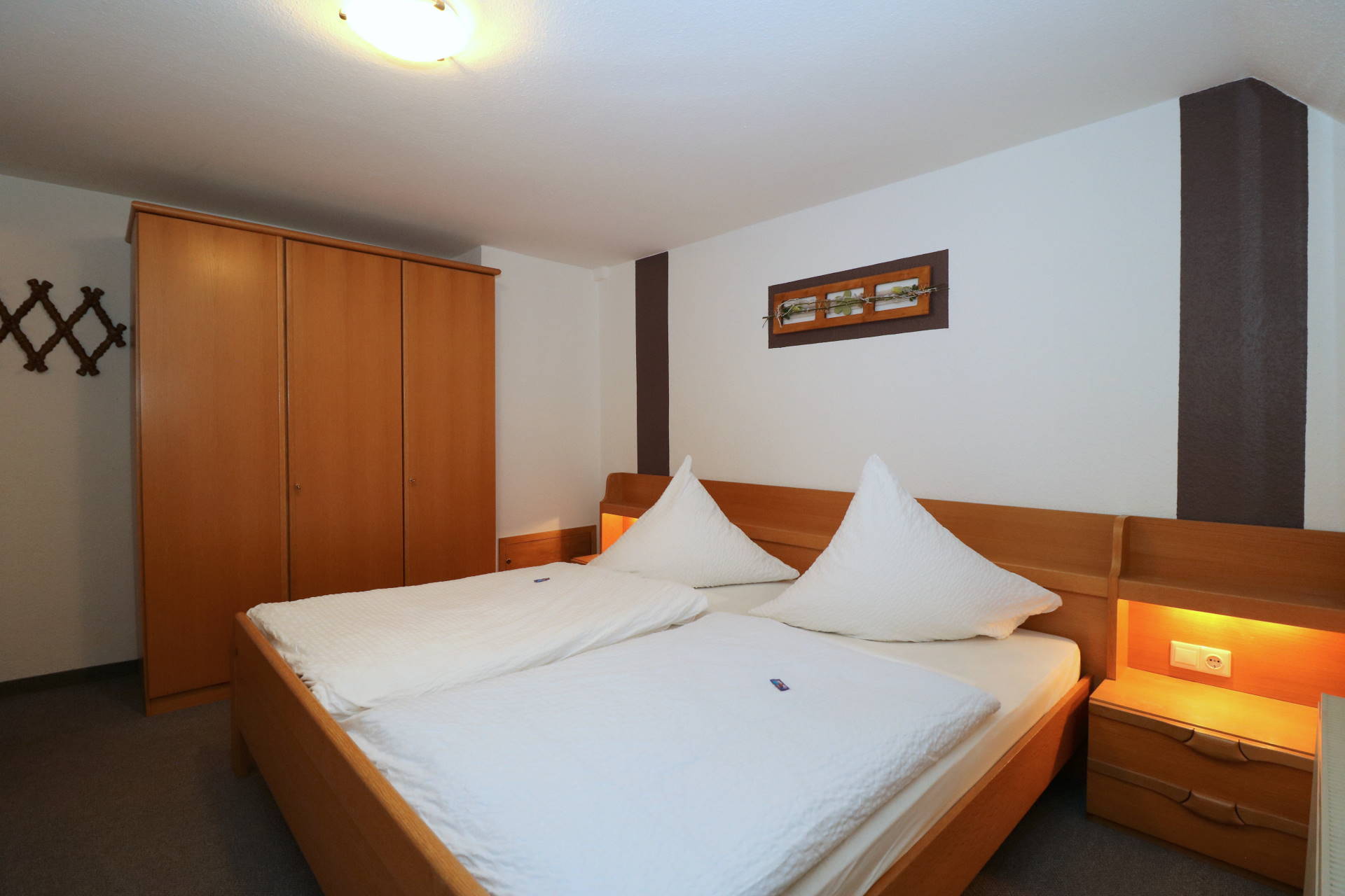 LANDGASTHOF RADEMACHER - Zimmer 7 (Standard-Doppelzimmer) mit Wohnraum, Schlafraum, Duschbad/WC SAT-TV und WLAN © altais.de