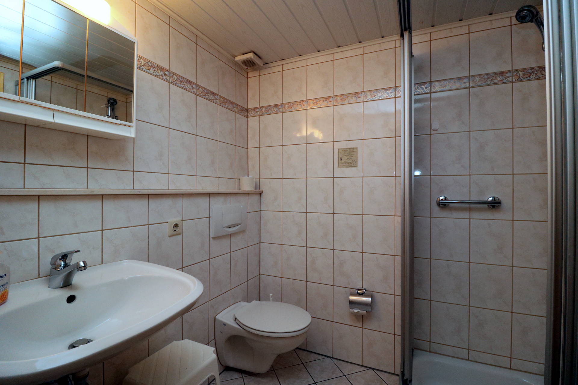 LANDGASTHOF RADEMACHER - Zimmer 7 (Standard-Doppelzimmer) mit Wohnraum, Schlafraum, Duschbad/WC SAT-TV und WLAN © altais.de