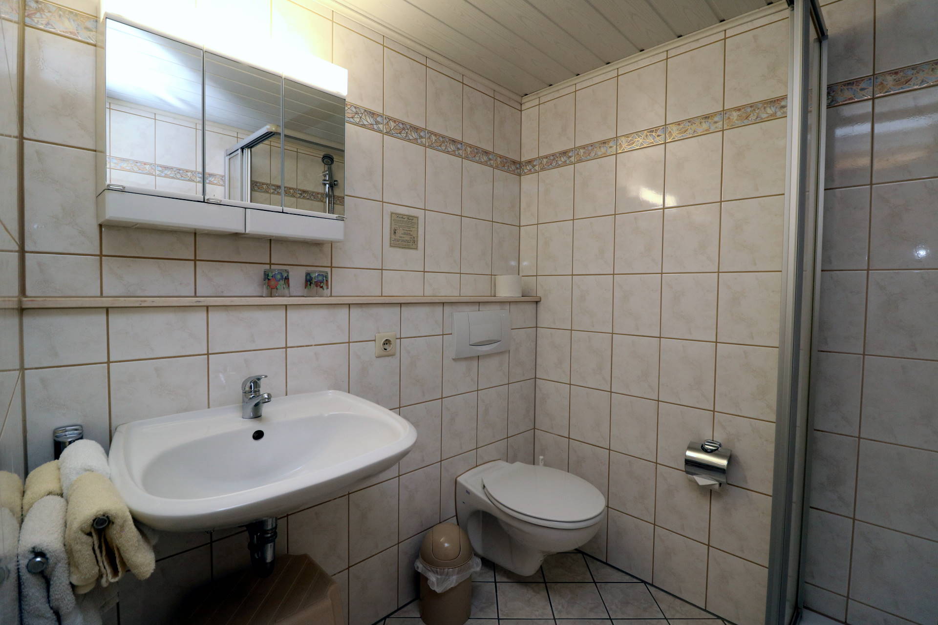 LANDGASTHOF RADEMACHER - Zimmer 8 (Standard-Doppelzimmer) mit Duschbad/WC, SAT-TV und WLAN © altais.de